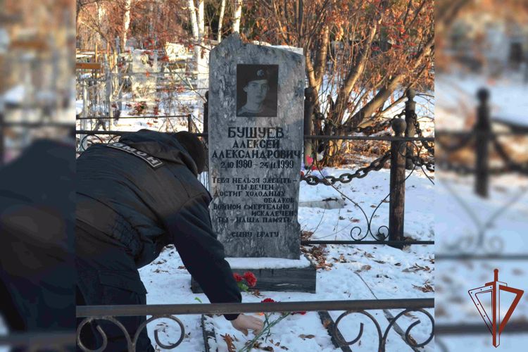 Сотрудники курганского ОМОН Росгвардии почтили память павшего воина правопорядка