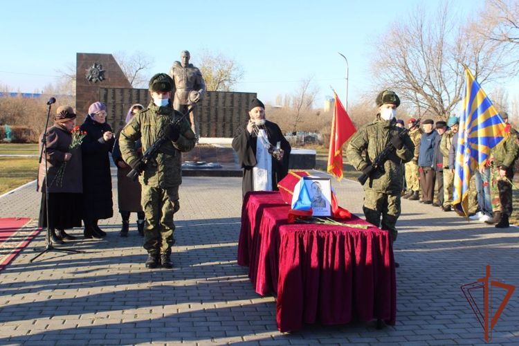 В Энгельсе росгвардейцы  приняли участие в церемонии перезахоронения останков бойца Великой Отечественной войны