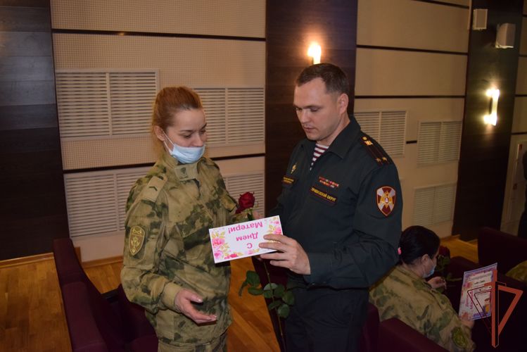 В Нижнем Новгороде военнослужащие Росгвардии поздравили женщин с Днём матери