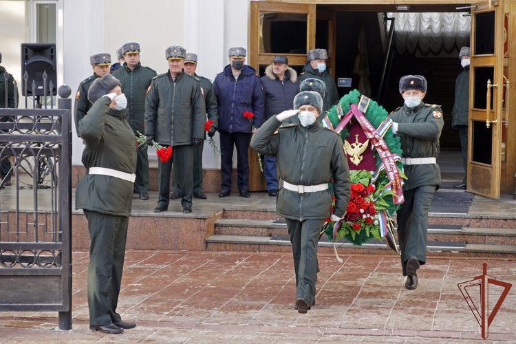 В Сибирском округе Росгвардии почтили память погибших сослуживцев 