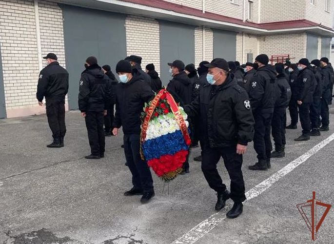 Память боевого товарища почтили сотрудники ОМОН Росгвардии в Карачаево-Черкесии