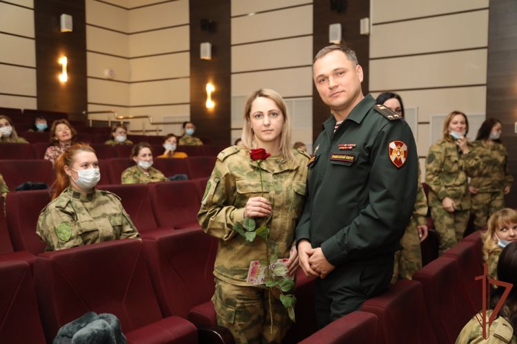 В Нижнем Новгороде военнослужащие Росгвардии поздравили женщин с Днём матери