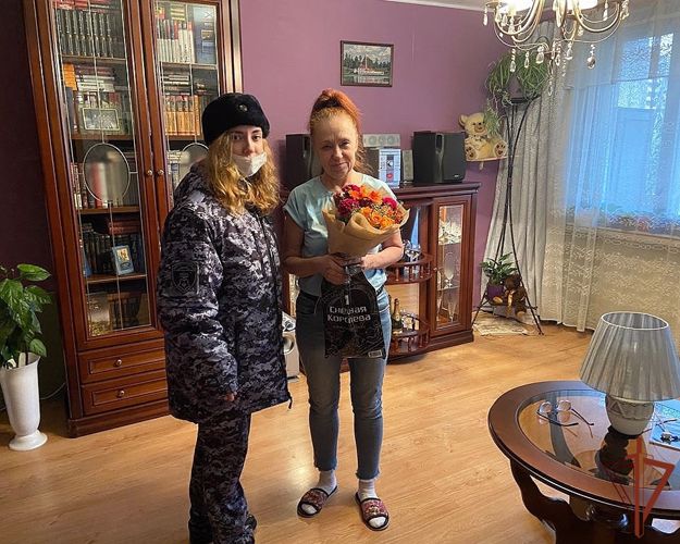 В Санкт-Петербурге сотрудники Росгвардии поздравили матерей погибших сослуживцев с наступающим Днем матери