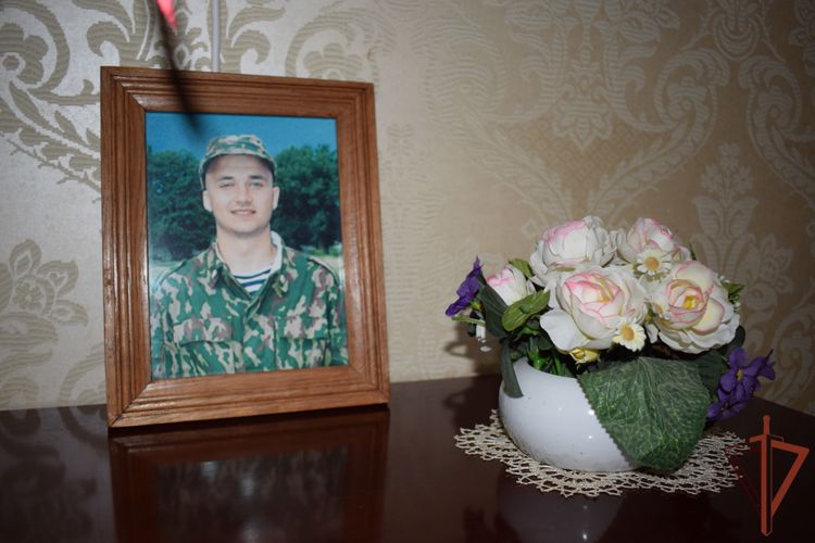 В День матери в Дагестане росгвардейцы поздравили маму кавалера ордена Мужества Марата Молчанова 