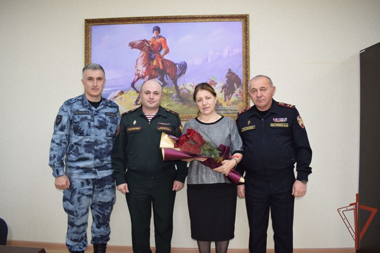 В Дагестане росгвардейцы поздравили матерей и вдов погибших боевых товарищей с наступающим Днем матери