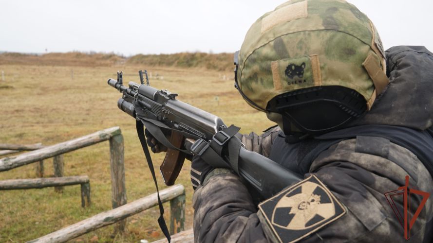 Сотрудники псковского СОБР Росгвардии провели занятия по боевому гранатометанию (видео)
