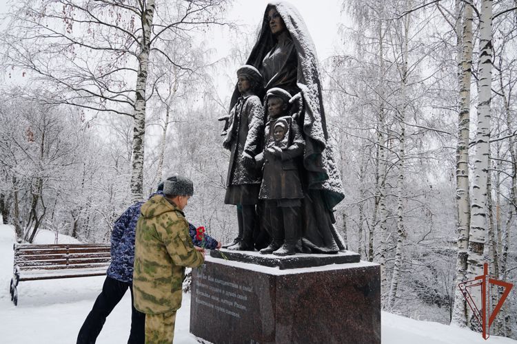 Представители Росгвардии возложили цветы к памятнику солдатским матерям в Карелии