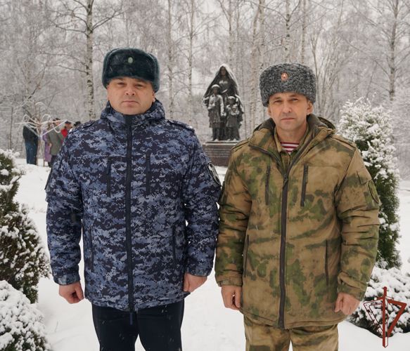 Представители Росгвардии возложили цветы к памятнику солдатским матерям в Карелии