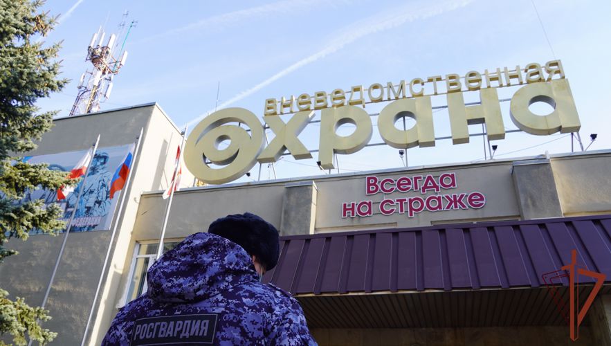 Сотрудники Росгвардии оказали доврачебную помощь раненому мужчине в Саратове