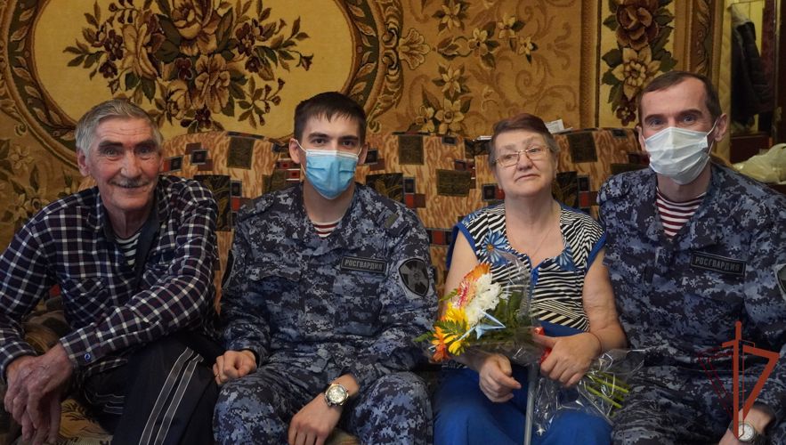 Семью погибшего воина правопорядка навестили росгвардейцы в Саратовской области