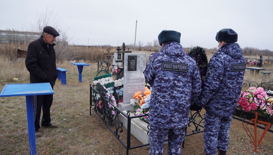Семью погибшего воина правопорядка навестили росгвардейцы в Саратовской области