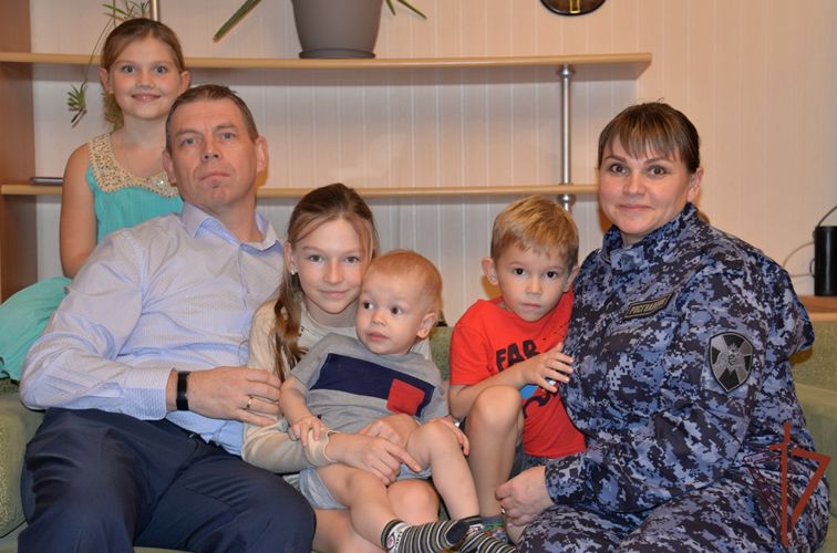 Многодетная мама из Росгвардии рассказала телеканалу «Югра» о секретах семейного счастья
