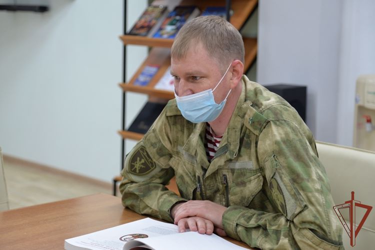 Воспитанники югорского социального центра познакомились с биографией родоначальника войск правопорядка