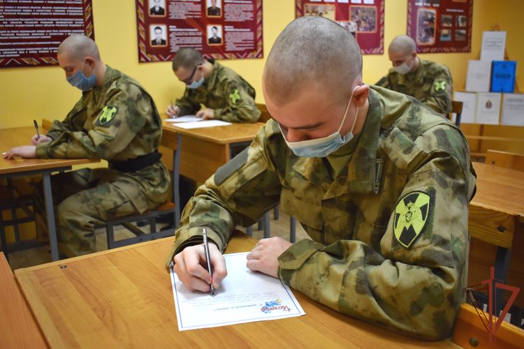 В рамках ведомственной акции военнослужащие по призыву написали  письма мамам 