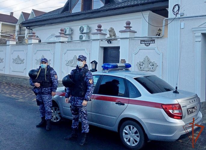 Сотрудники Росгвардии спасли семью из горящего дома в Крыму