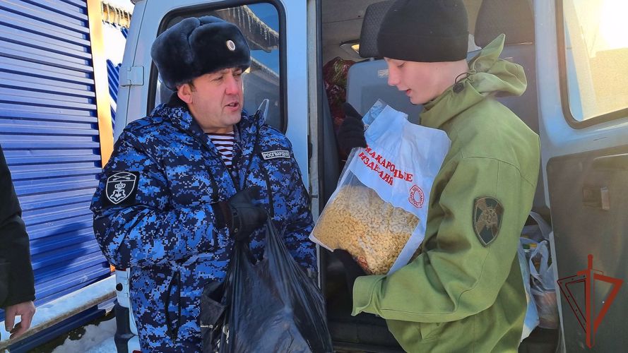 Росгвардейцы вместе со школьниками оказали помощь кузбасскому приюту для животных