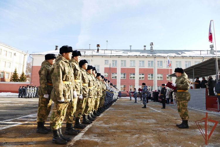 В Кузбассе воспитанники кадетского класса Росгвардии приняли торжественную клятву