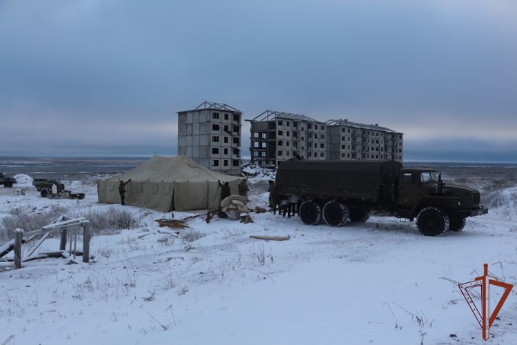 Воркутинский ОМОН Росгвардии провел спецоперацию по поиску и задержанию преступников в различных условиях