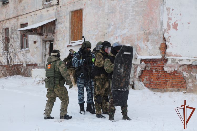 Воркутинский ОМОН Росгвардии провел спецоперацию по поиску и задержанию преступников в различных условиях