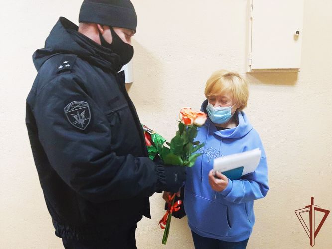 Офицеры архангельского ОМОН поздравили с наступающим праздником  вдову и матерей погибших сослуживцев