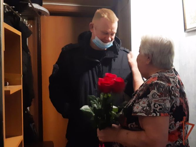 Офицеры архангельского ОМОН поздравили с наступающим праздником  вдову и матерей погибших сослуживцев