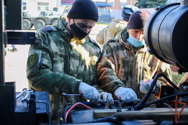 Соревнования по вождению колесной бронетехники Росгвардии прошли на Ставрополье