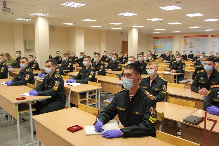 Командующий Приволжским округом Росгвардии провёл лекцию для курсантов ведомственного вуза в Перми 