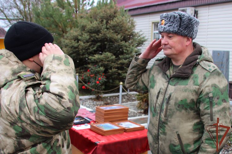В ОГВ(с) командир московского ОМОН Росгвардии наградил отличившихся бойцов отряда