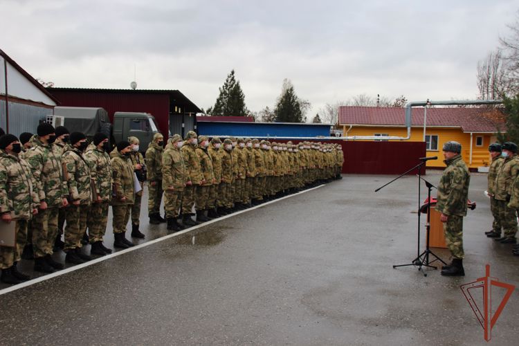В ОГВ(с) командир московского ОМОН Росгвардии наградил отличившихся бойцов отряда