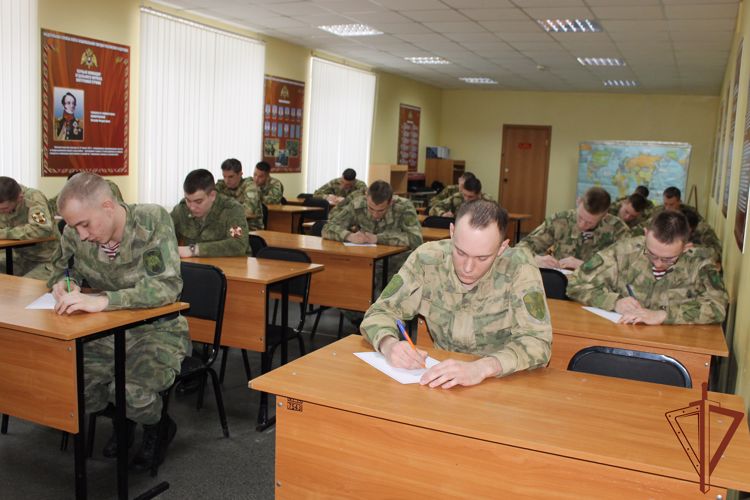 Личный состав воинской части Росгвардии в Омске принял участие в акции «С любовью к маме»