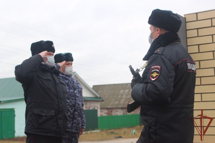 В Марий Эл сотрудник Росгвардии принял участие в церемонии открытия мемориальной доски погибшему правоохранителю