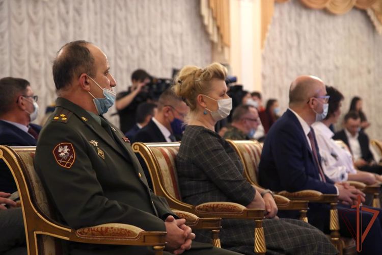 Росгвардейцы приняли участие в награждении проявивших мужество в экстремальных ситуациях детей 