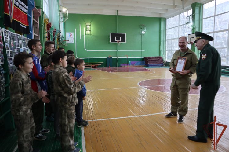 Ветераны Росгвардии провели мастер-класс по самообороне для екатеринбургских школьников 