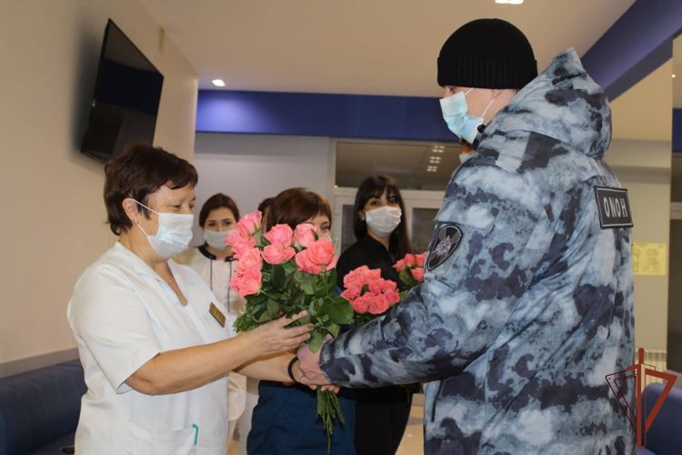 В Саратове военнослужащие и сотрудники Росгвардии поздравили пациенток родильного дома с Днем матери