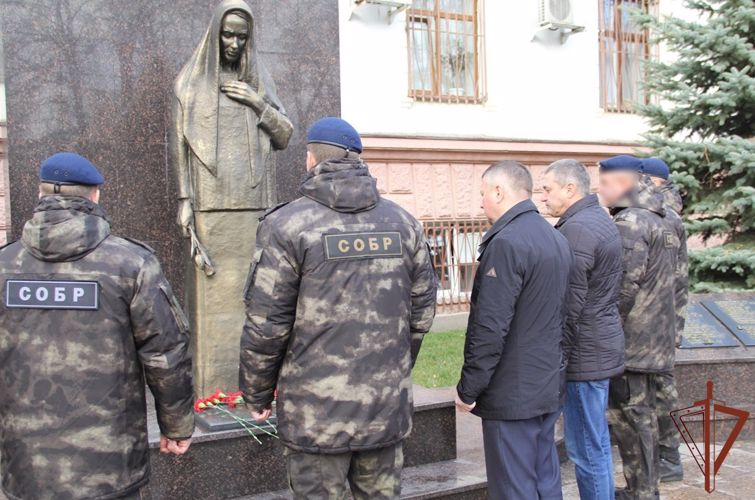 В Уральском округе Росгвардии вспоминают погибших правоохранителей