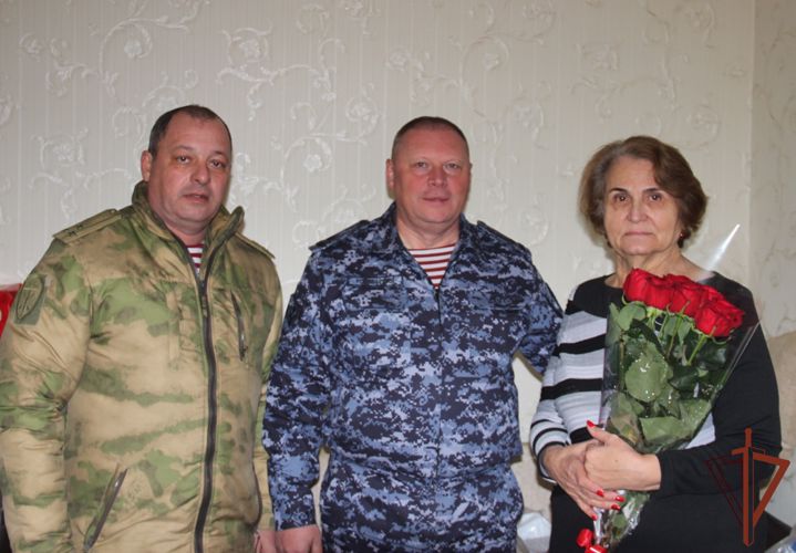 В Северной Осетии росгвардейцы навестили мать Героя России, погибшего при выполнении воинского долга
