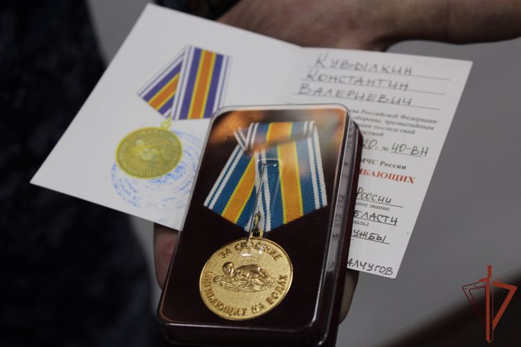 Росгвардейцу из Вологодской области вручена медаль «За спасение погибающих на водах»
