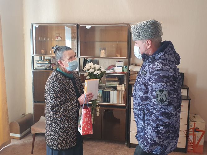 Росгвардейцы Центрального округа поздравили матерей погибших сослуживцев с наступающим Днем матери