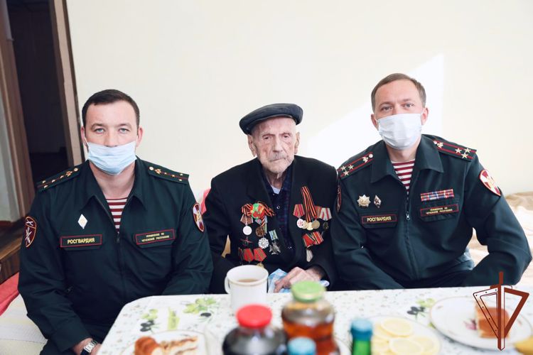 В Чеченской Республике росгвардейцы навестили ветерана Великой Отечественной войны