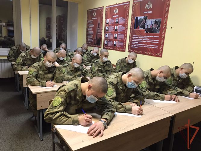Военнослужащие полка по охране ВГО Северо-Западного округа Росгвардии поздравили своих мам (фото, видео)