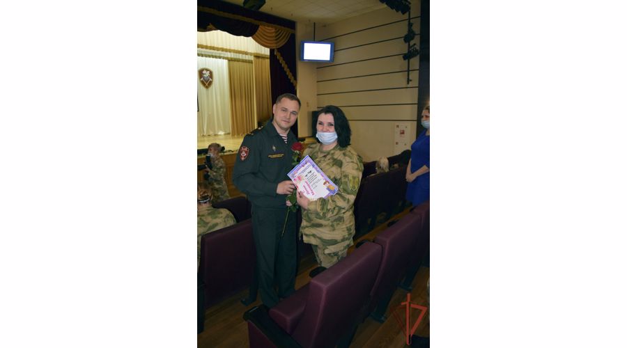 В Нижнем Новгороде военнослужащие Росгвардии поздравили женщин с Днём матери