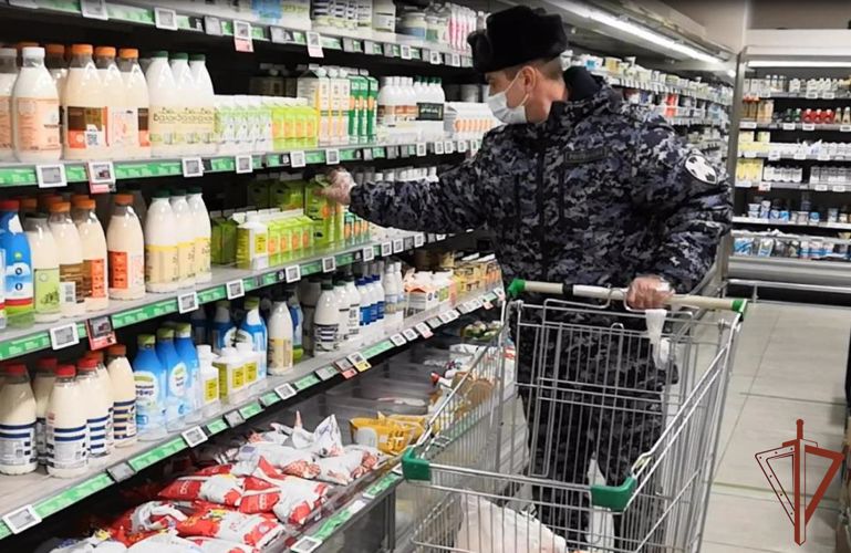 Сотрудники Росгвардии помогли находящимся на самоизоляции пенсионерам в Тюменской области (видео)