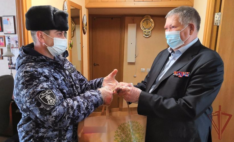Сотрудники Росгвардии помогли находящимся на самоизоляции пенсионерам в Тюменской области (видео)