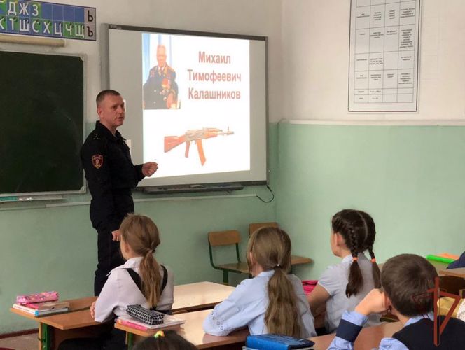    Тематические мероприятия ко дню рождения конструктора Михаила Калашникова провели росгвардейцы в Сибири