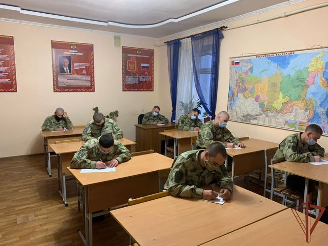 Военнослужащие Южного округа Росгвардии поздравили своих матерей с наступающим праздником