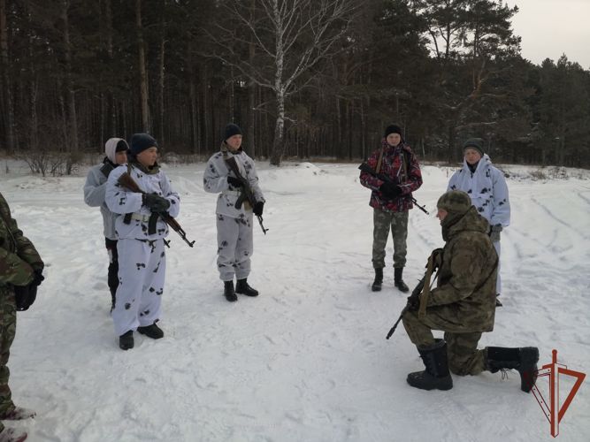 Военнослужащие отряда спецназа «Ермак» Росгвардии провели для новосибирских подростков тактическую игру 