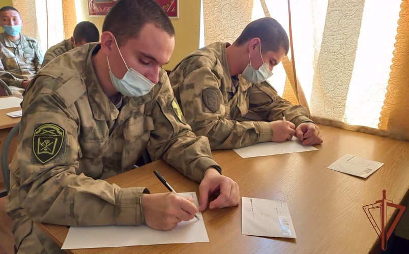 Военнослужащие Южного округа Росгвардии поздравили своих матерей с наступающим праздником