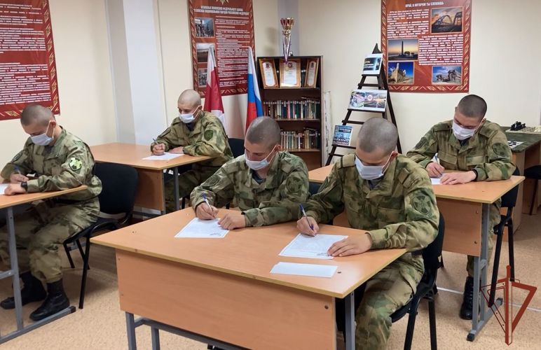 Военнослужащие Южного округа Росгвардии поздравили своих матерей с наступающим праздником