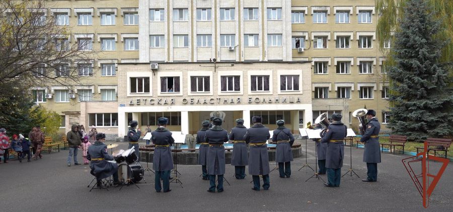 Оркестр Росгвардии выступил для пациентов брянской областной детской больницы 
