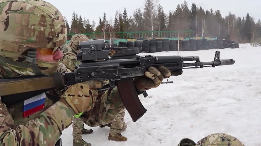СОБР Росгвардии провел учебную спецоперацию под Екатеринбургом (видео)